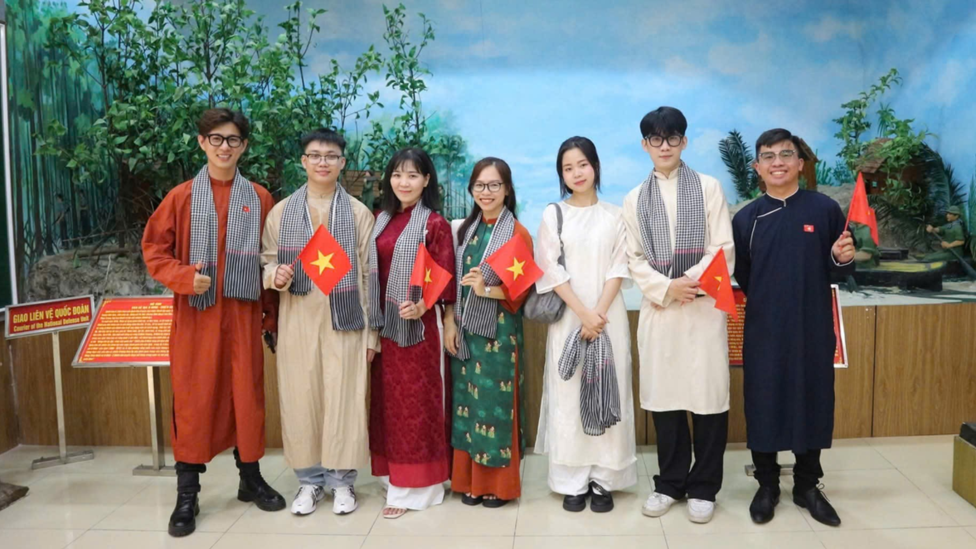 Anh Phan Vĩnh Phúc (người thứ hai, từ trái sang) cùng anh chị em đồng nghiệp Nụ Cười Mê Kông