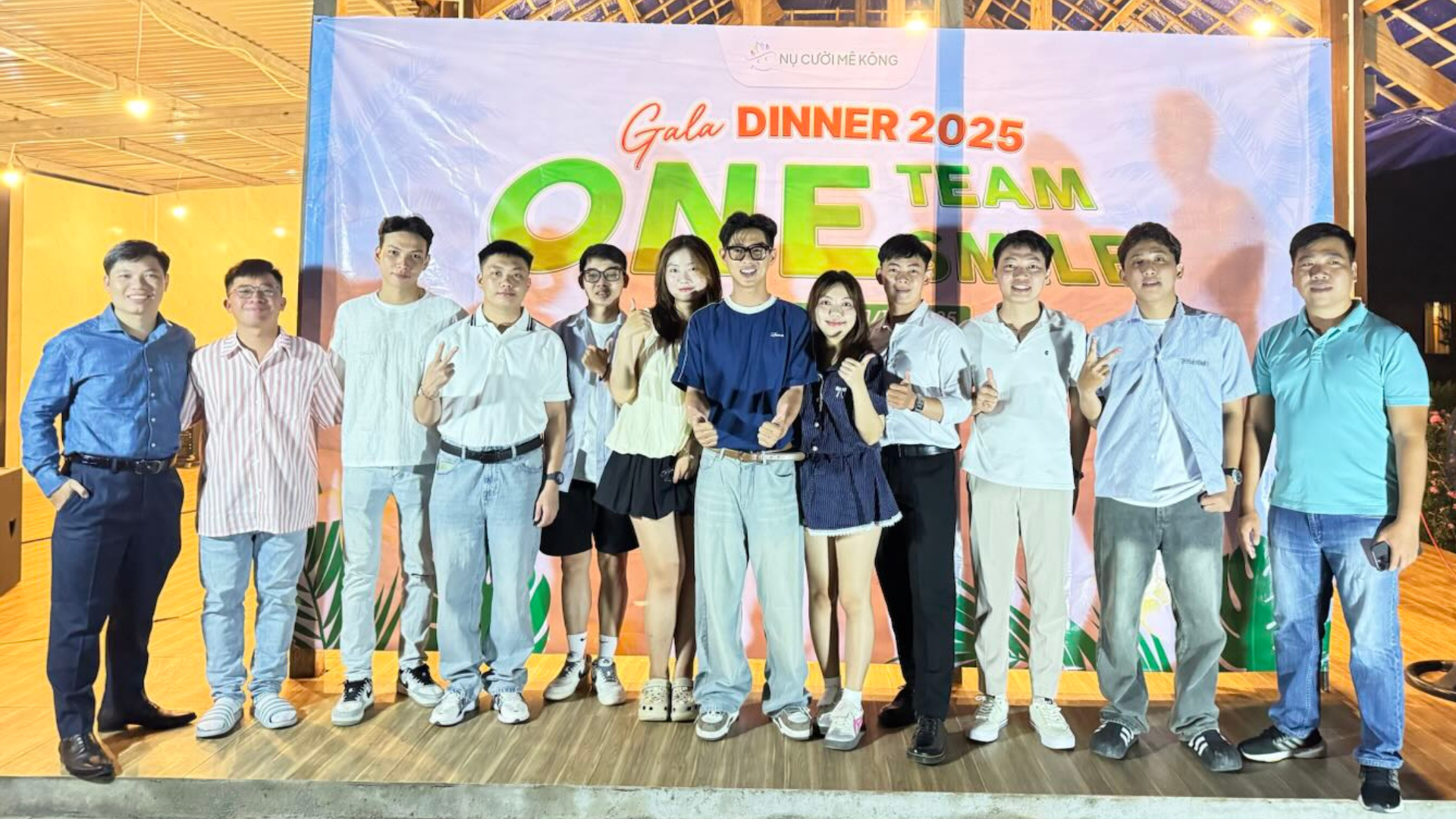  Anh Phan Vĩnh Phúc (thứ tư, từ trái sang) tại hoạt động Company Trip