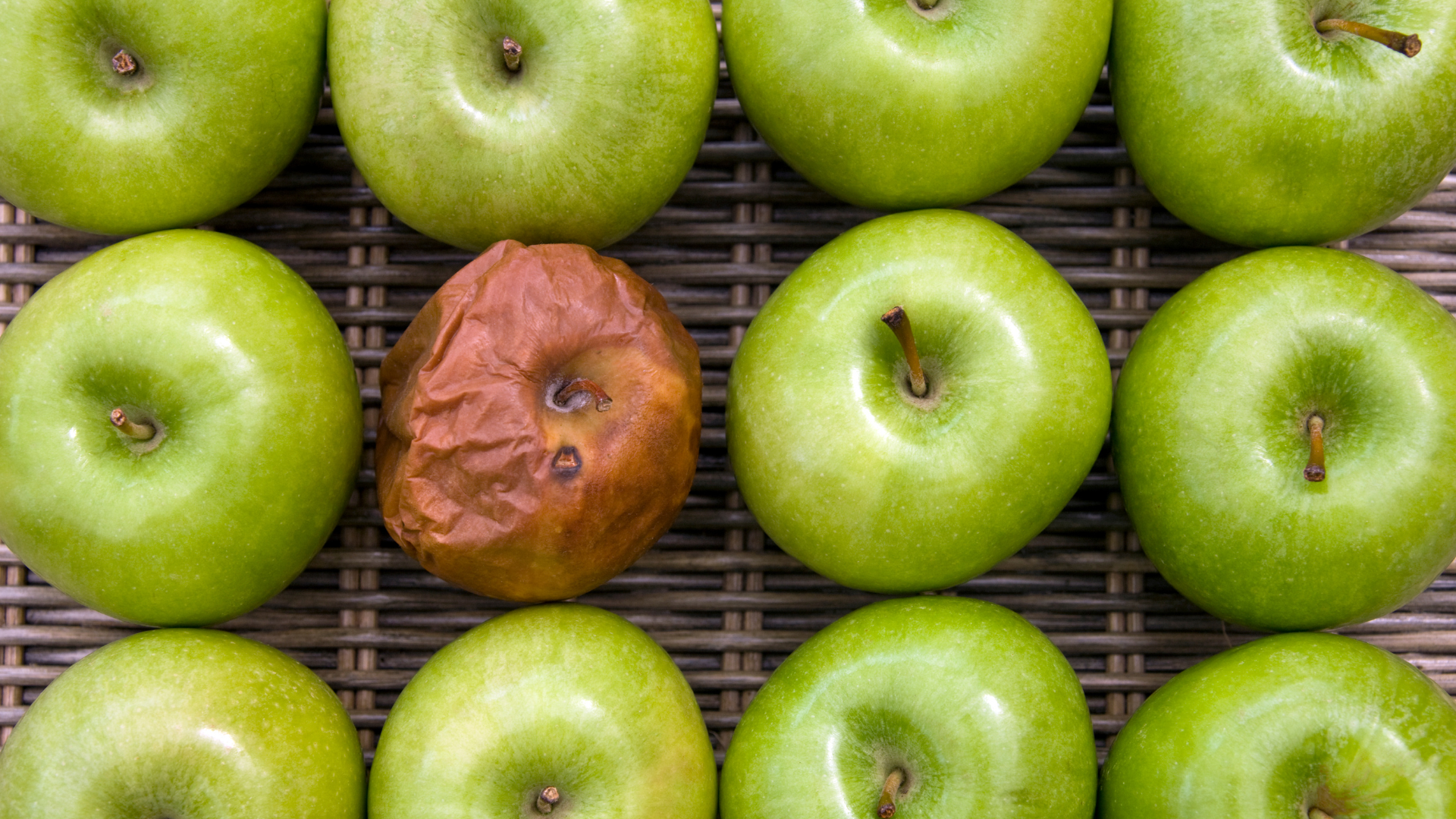 Minh họa nguyên tắc quả táo hỏng trong doanh nghiệp