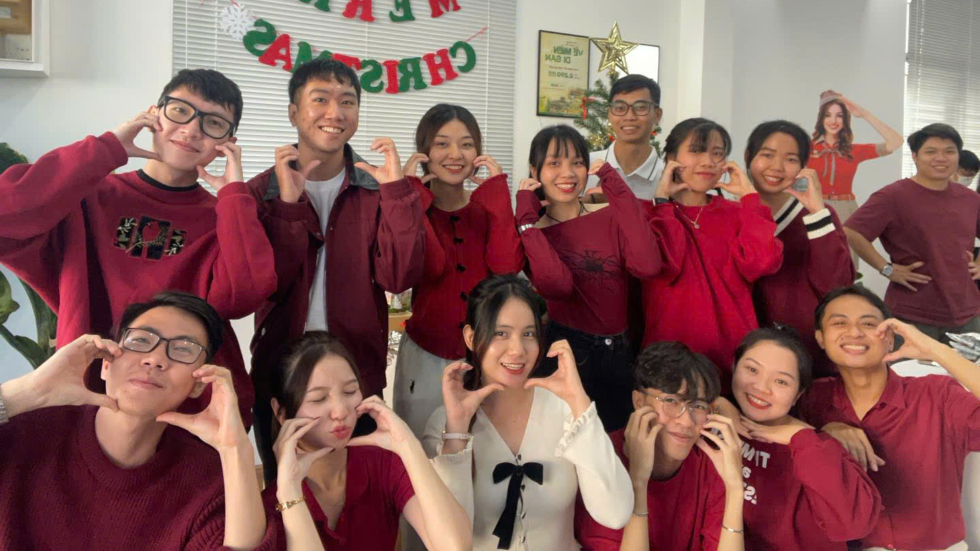 Chị Tường Vy và đồng nghiệp tại văn phòng công ty dịp Giáng Sinh 2024.