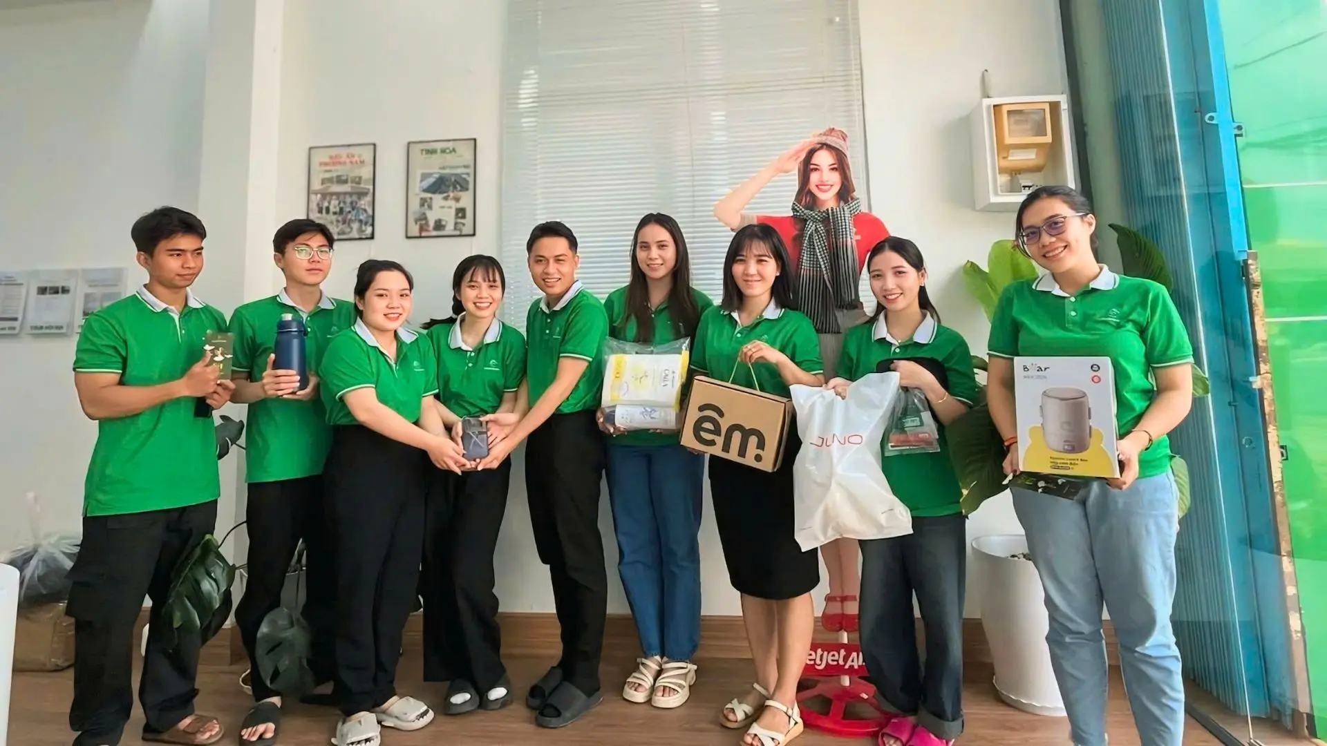 nhân viên nhận quà từ văn hoá ghi nhận đê